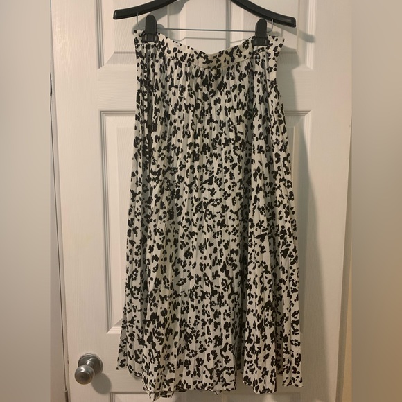 R&B Dresses & Skirts - 🚨🚨sold 🚨🚨 black and white accordion pleated skirt